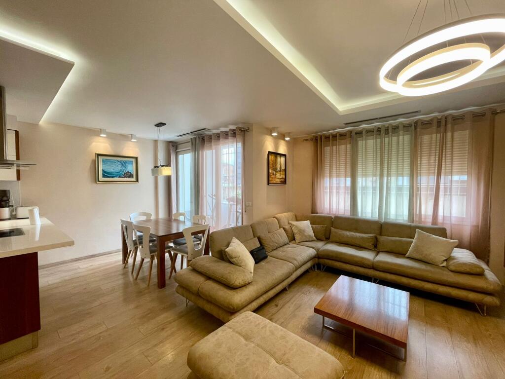 Apartament 3+1 me post parkimi me qira tek Bulevardi i Ri