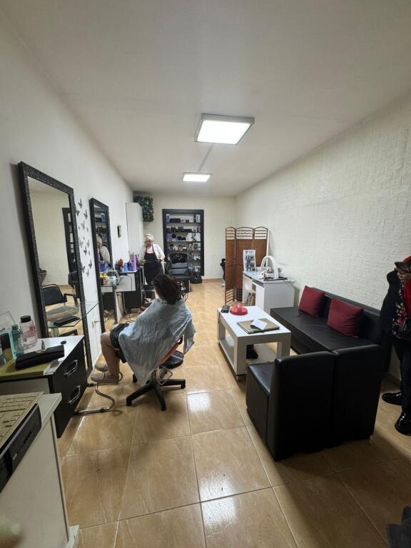 AFFITTASI NEGOZIO 32M2 500 EURO MYSLYM SHYRI