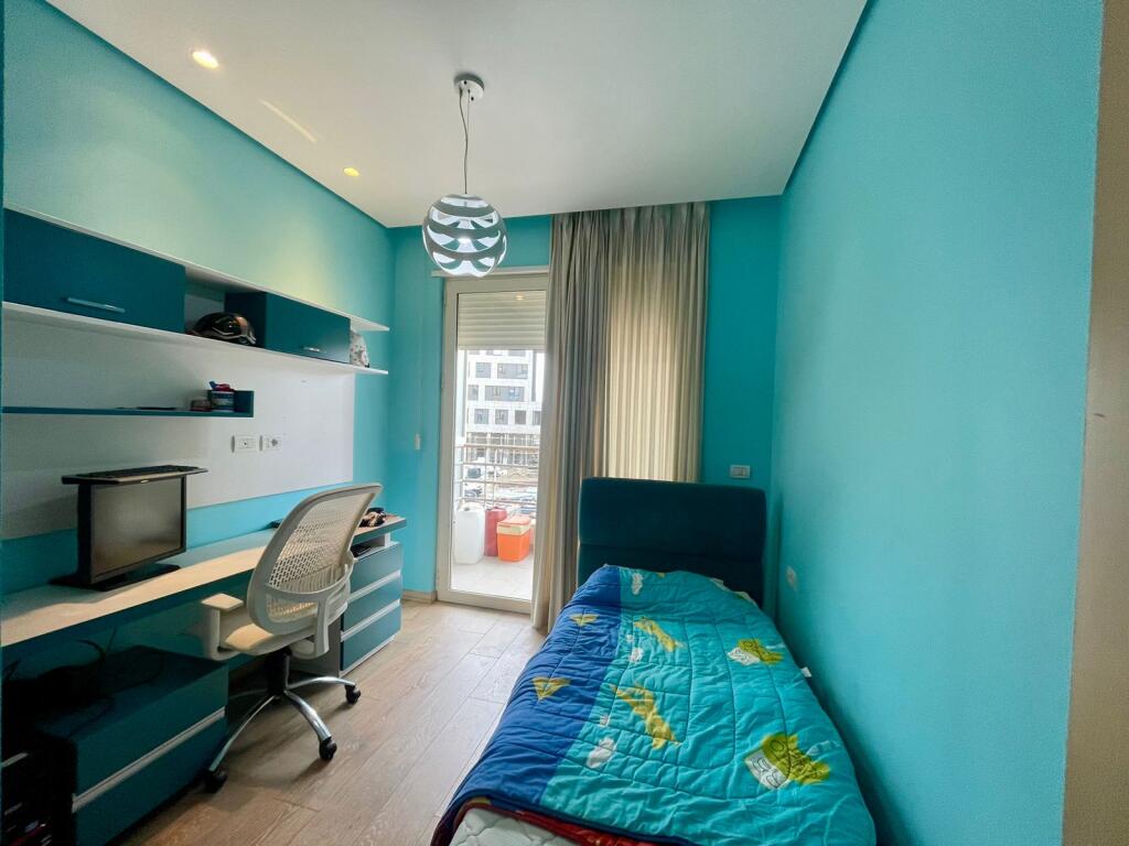 Jepet me qira apartament 3+1+parkim STACIONI I TRENIT 900€