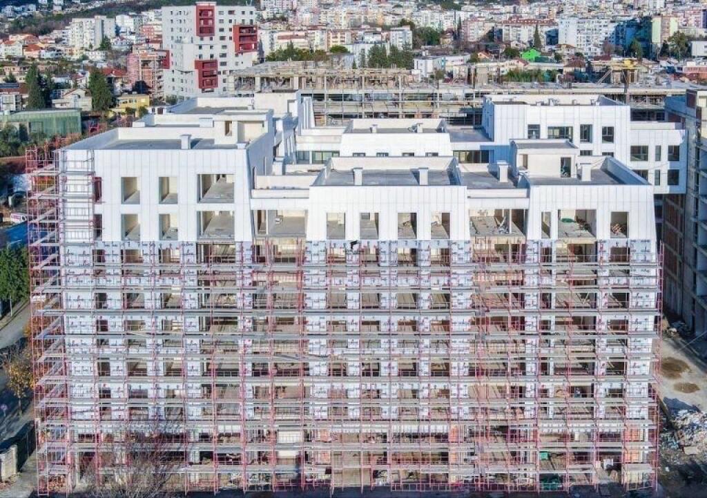 STORE FOR SALE 180 M2 PORCELAIN 902,000 EURO