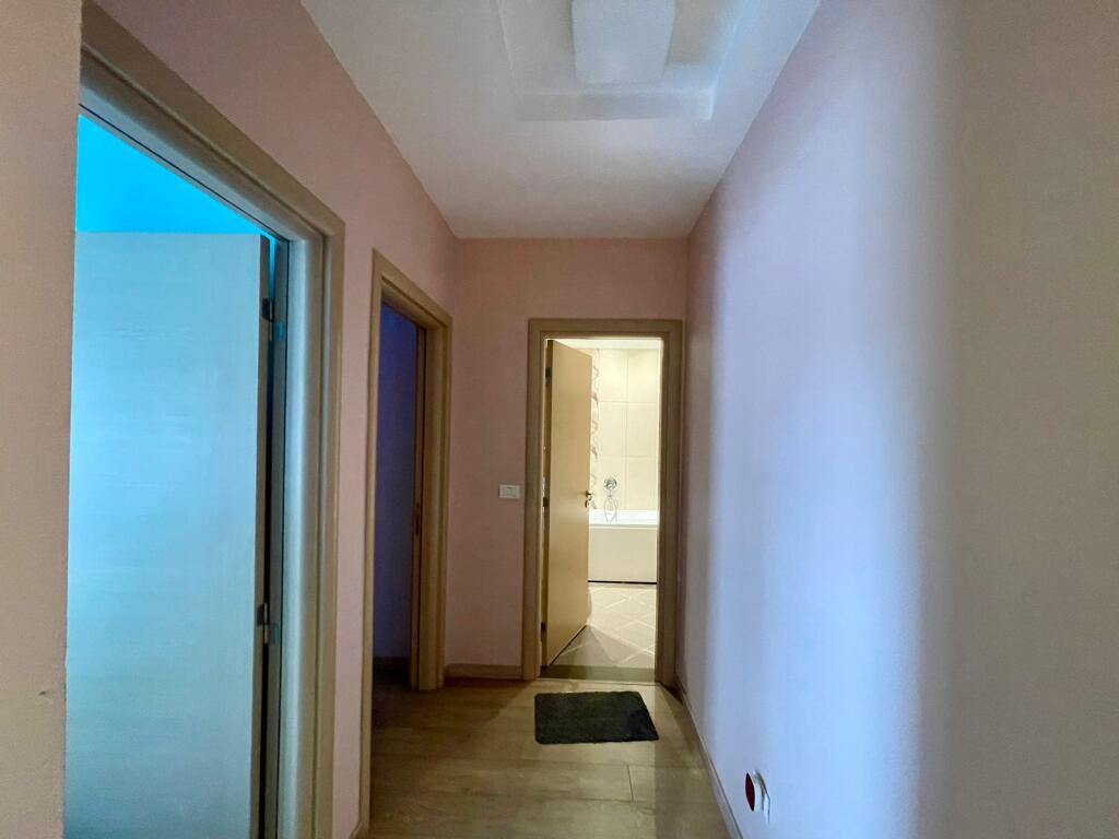 Apartament 3+1 me post parkimi me qira tek Bulevardi i Ri