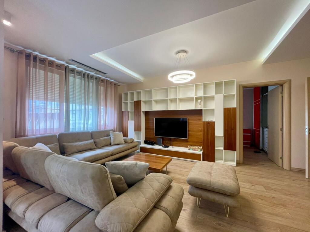 Jepet me qira apartament 3+1+parkim STACIONI I TRENIT 900€