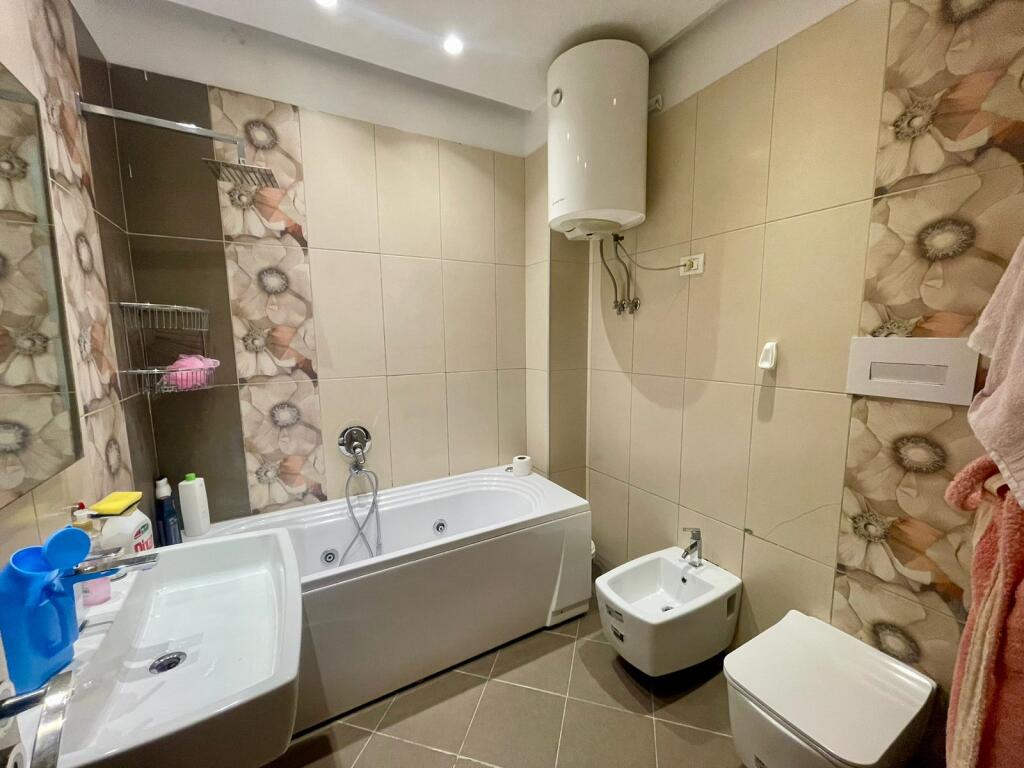 Jepet me qira apartament 3+1+parkim STACIONI I TRENIT 900€