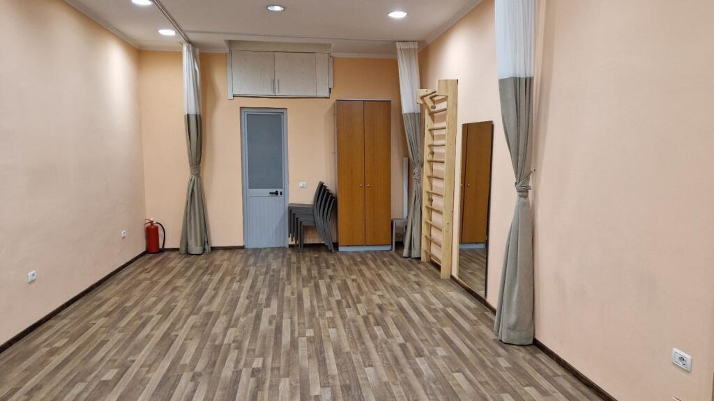 Shop for sale 43m² Mine Peza by the road.