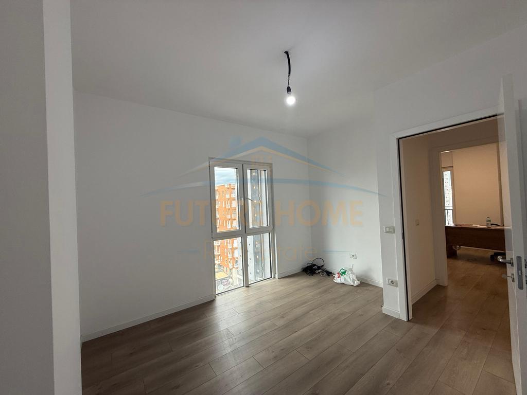 Qera, Zyre, Rruga 5 Maji, Tirane