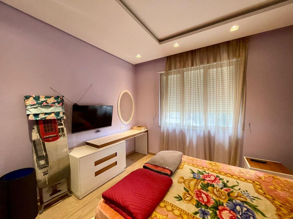 Apartament 3+1 me post parkimi me qira tek Bulevardi i Ri