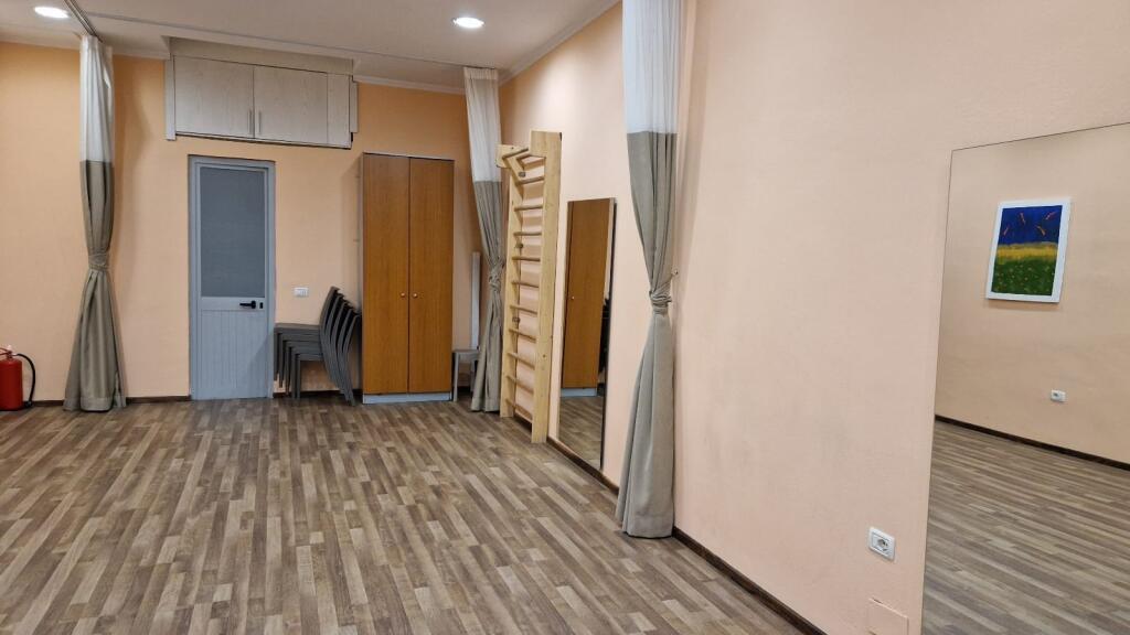Shop for sale 43m² Mine Peza by the road.