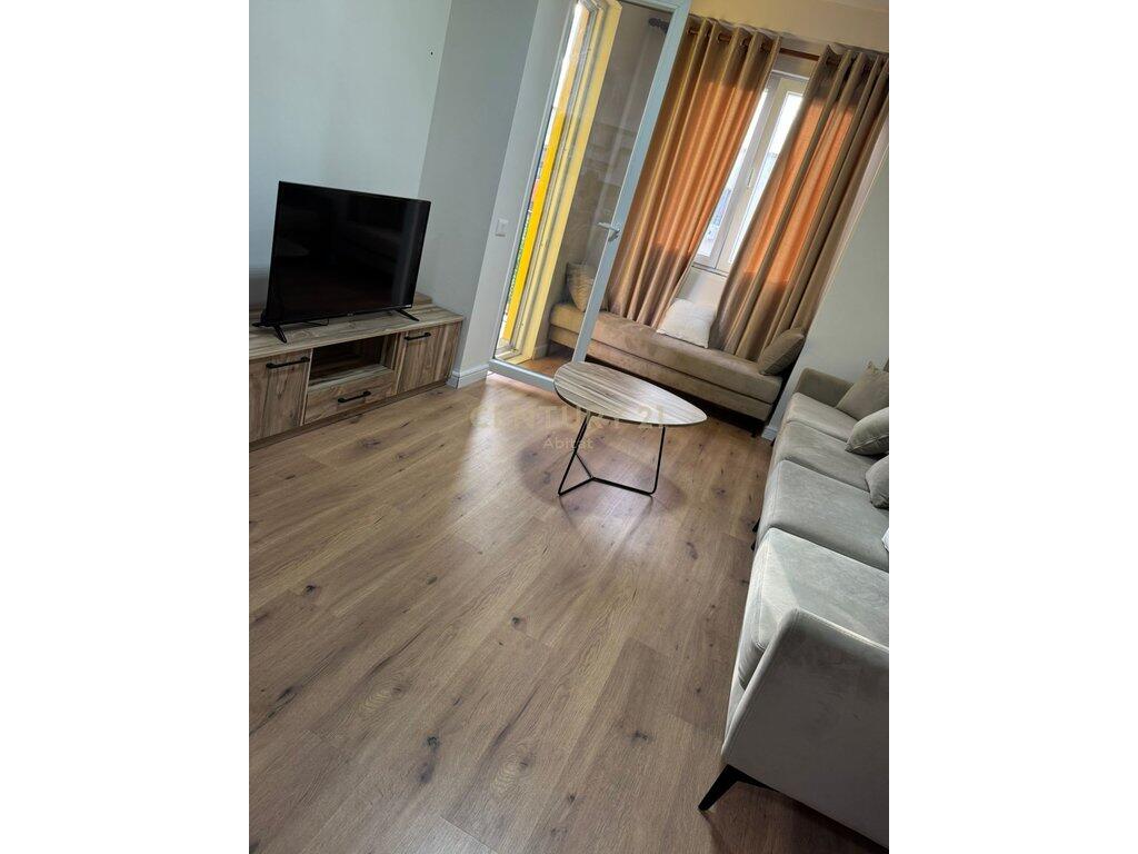 Tirana, a 1+1 apartment with a balcony is for rent for €550 (Yzberisht)!