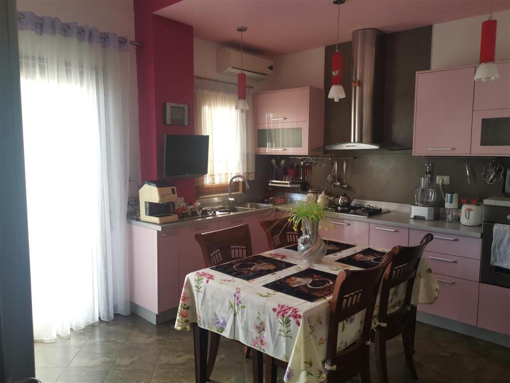 Shitet vile 2 kateshe ne Durres