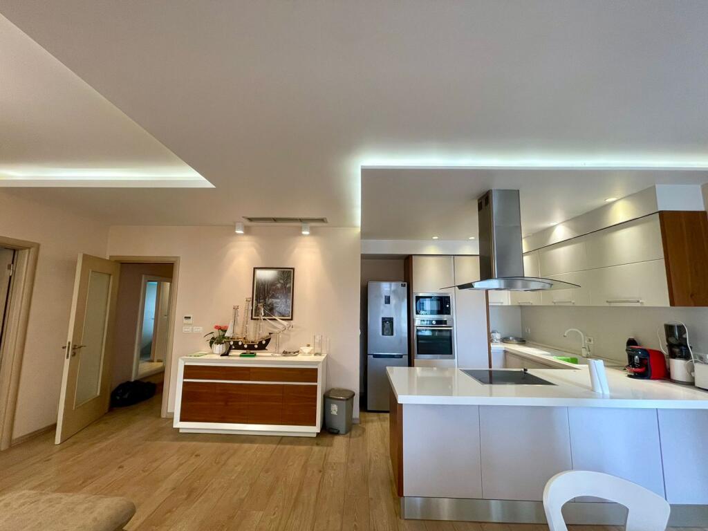 Jepet me qira apartament 3+1+parkim STACIONI I TRENIT 900€