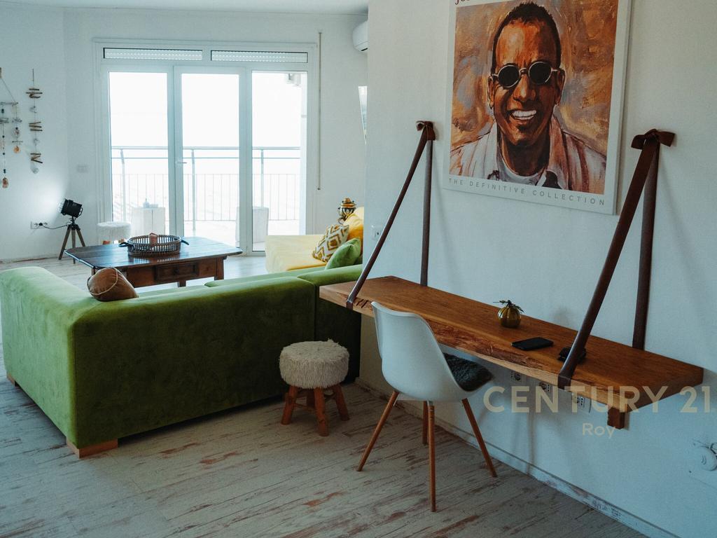 For sale: Super apartment with a sea view at Shkembi i Kavajes!