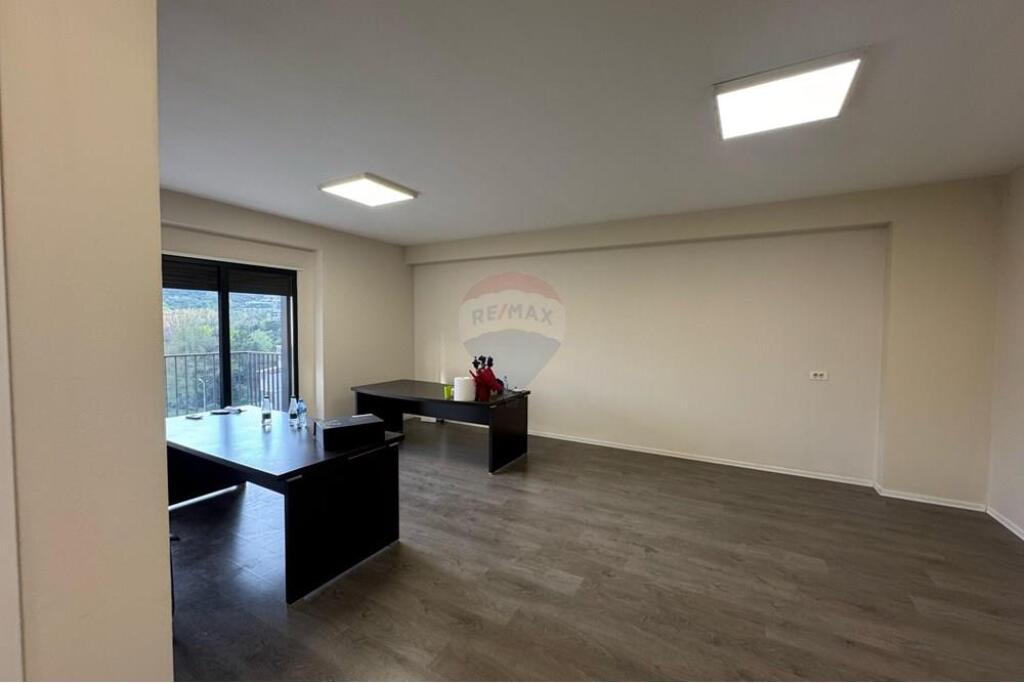 SPACE FOR RENT NEAR THE PARIS COMMUNE!