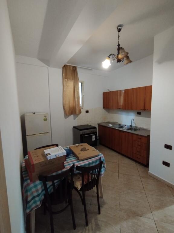A 1+1 apartment is available for rent near Marin Barleti in Selita.