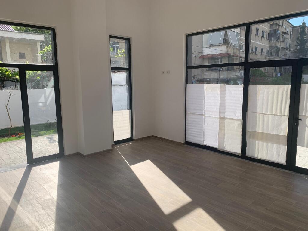 Qera, Ambient Biznesi,Prane Don Bosko , 1000 Euro/Muaj. 