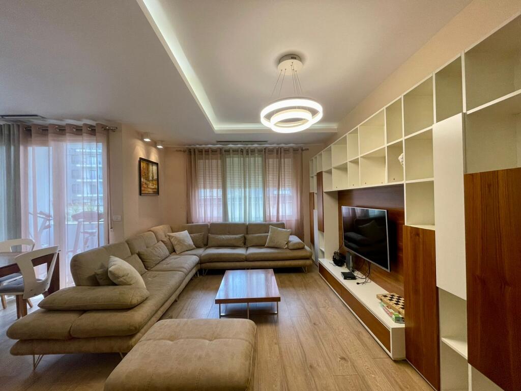 Apartament 3+1 me post parkimi me qira tek Bulevardi i Ri