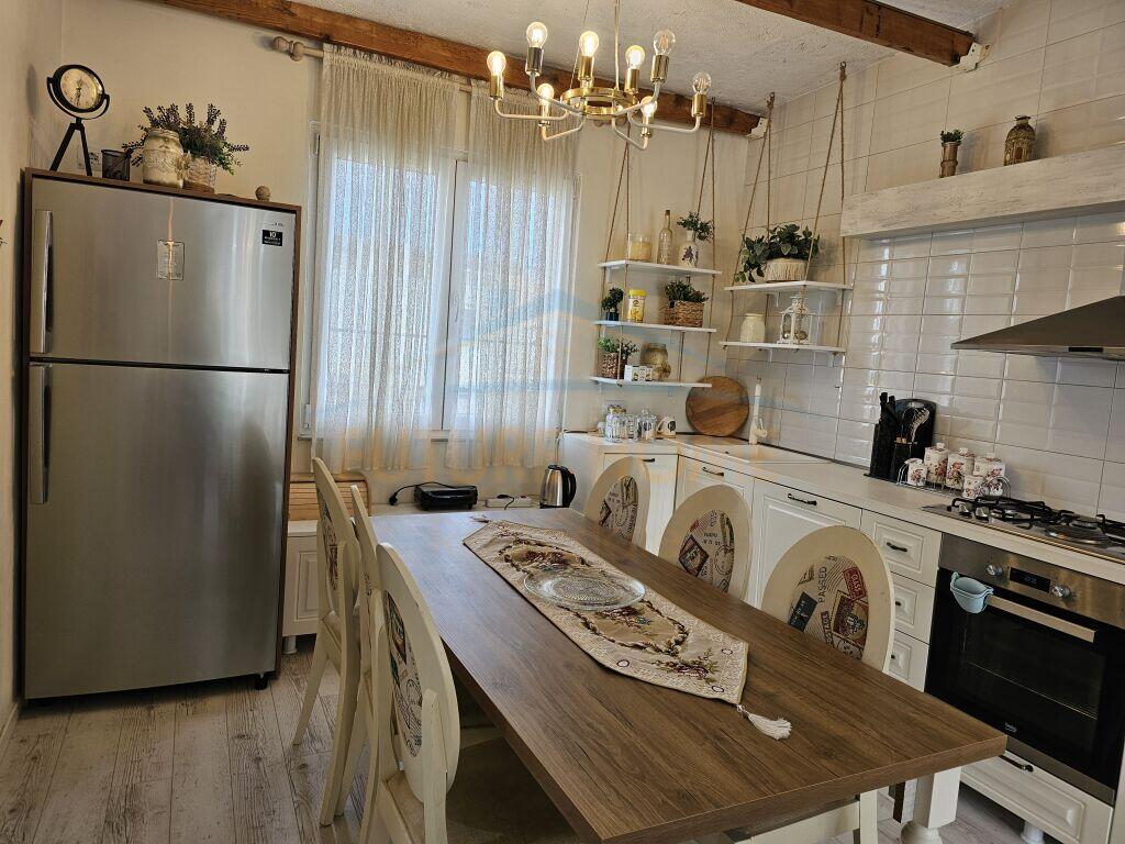 Shitet, Apartament 2+1+2, Rr.Siri Kodra, Tirane.