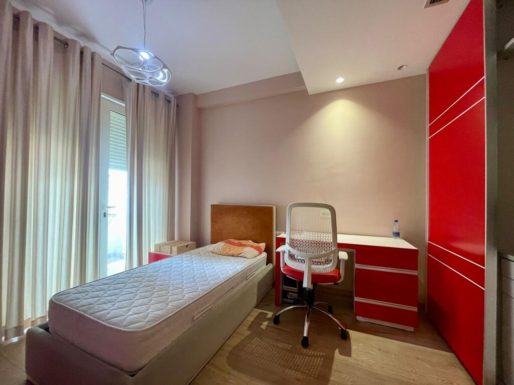 Jepet me qira apartament 3+1+parkim STACIONI I TRENIT 900€