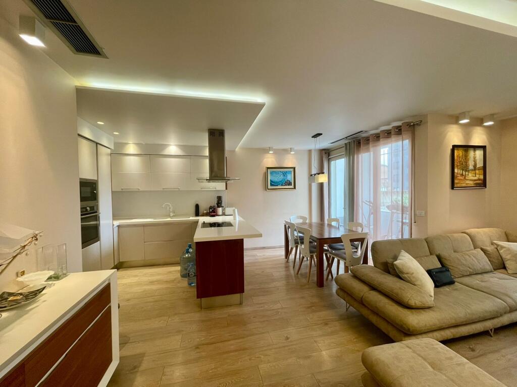 Apartament 3+1 me post parkimi me qira tek Bulevardi i Ri