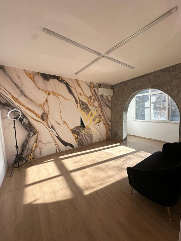 65 M2 SPACE FOR RENT ON KAVAJA STREET 600 EURO