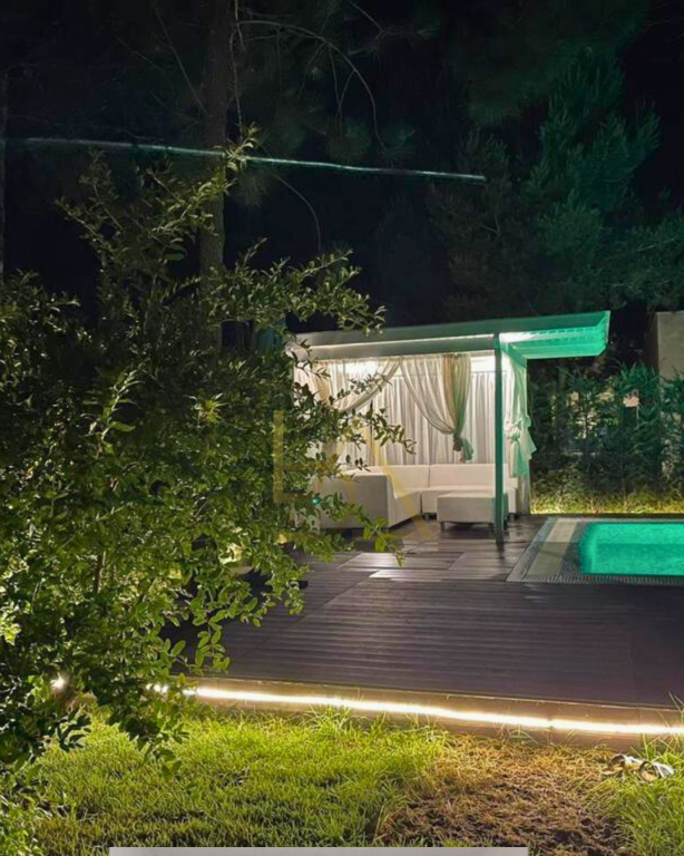 🟠 Villa with a pool for sale 📍 Just a few meters from the sea!