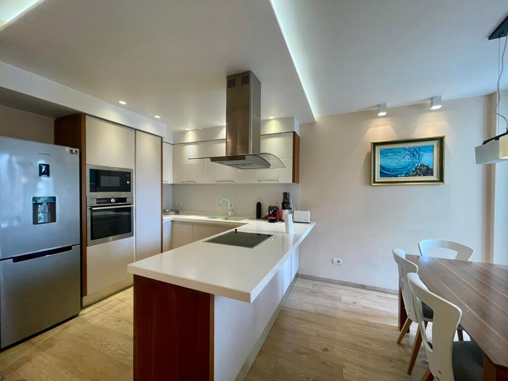 Apartament 3+1 me post parkimi me qira tek Bulevardi i Ri