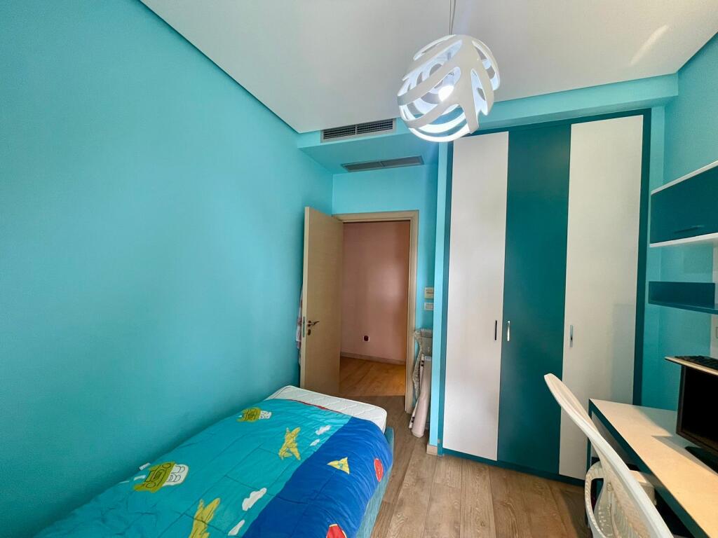 Apartament 3+1 me post parkimi me qira tek Bulevardi i Ri