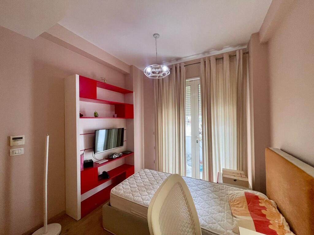 Apartament 3+1 me post parkimi me qira tek Bulevardi i Ri