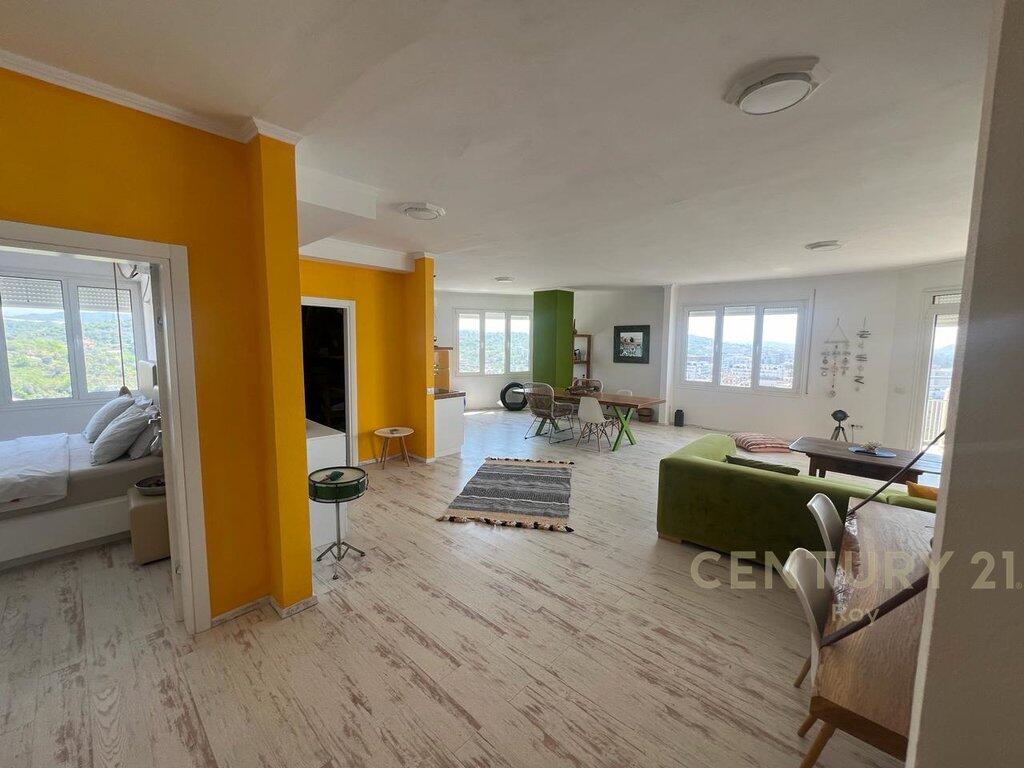 For sale: Super apartment with a sea view at Shkembi i Kavajes!