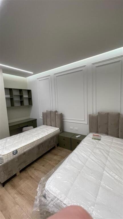 🏢At Liqeni i Thate, a 2+1+2 apartment with parking space is for rent, newly furnished, €1,800.