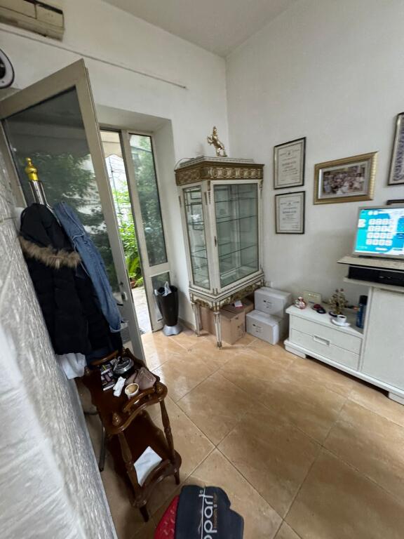 AFFITTASI NEGOZIO 32M2 500 EURO MYSLYM SHYRI
