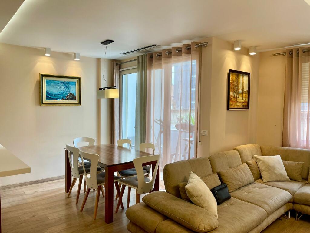 Jepet me qira apartament 3+1+parkim STACIONI I TRENIT 900€