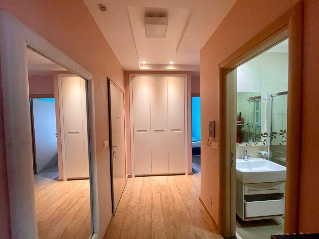 Jepet me qira apartament 3+1+parkim STACIONI I TRENIT 900€