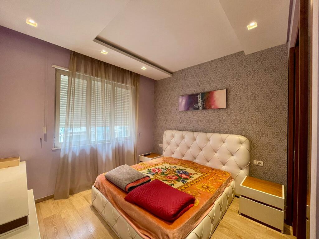 Apartament 3+1 me post parkimi me qira tek Bulevardi i Ri