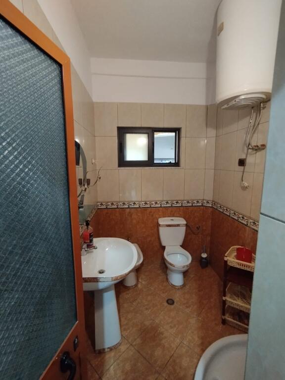 A 1+1 apartment is available for rent near Marin Barleti in Selita.
