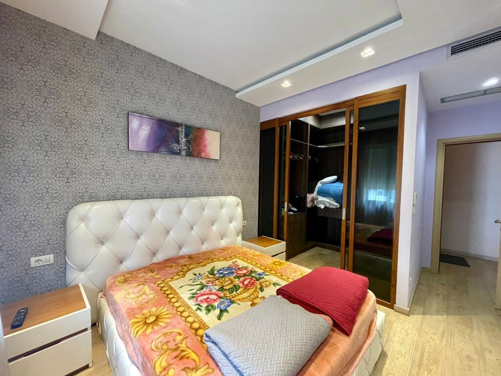 Apartament 3+1 me post parkimi me qira tek Bulevardi i Ri