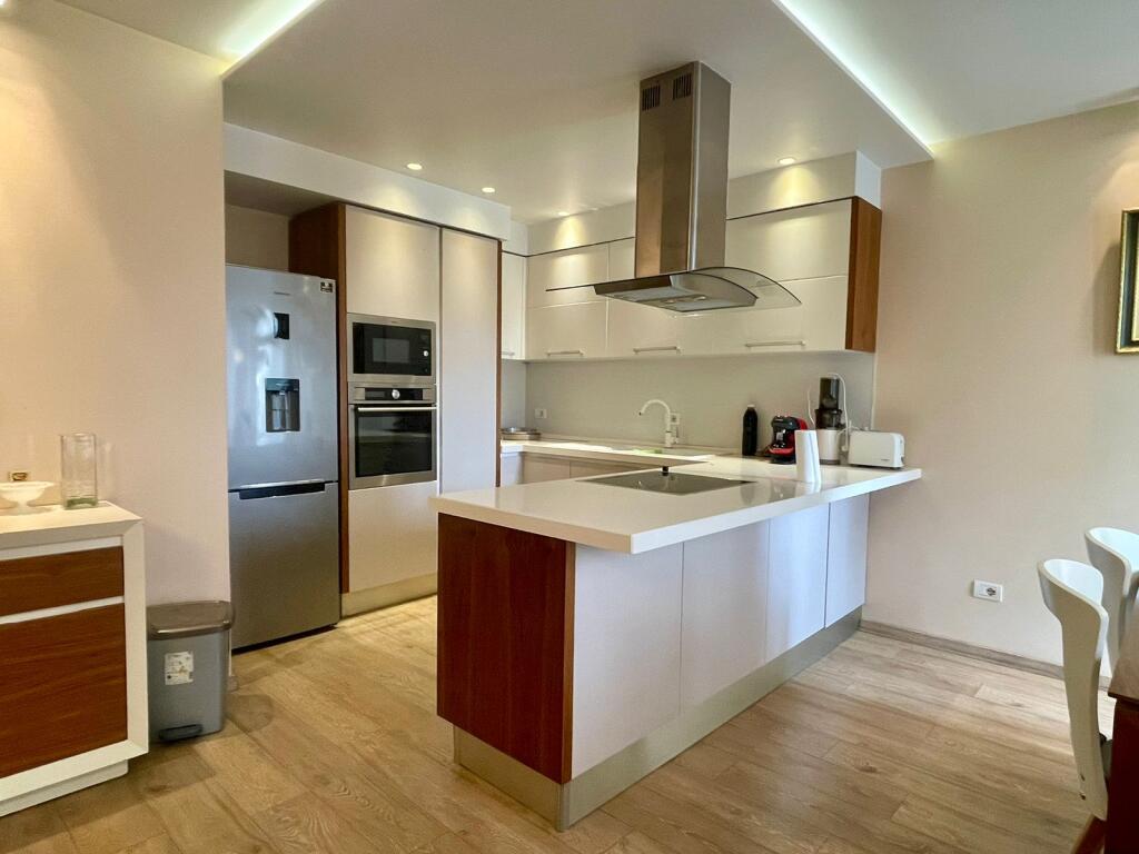 Apartament 3+1 me post parkimi me qira tek Bulevardi i Ri