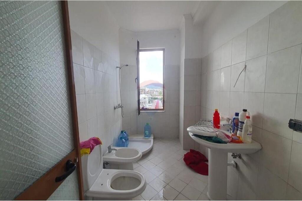 Apartament 2+1 per qira Pallatet Cabej !