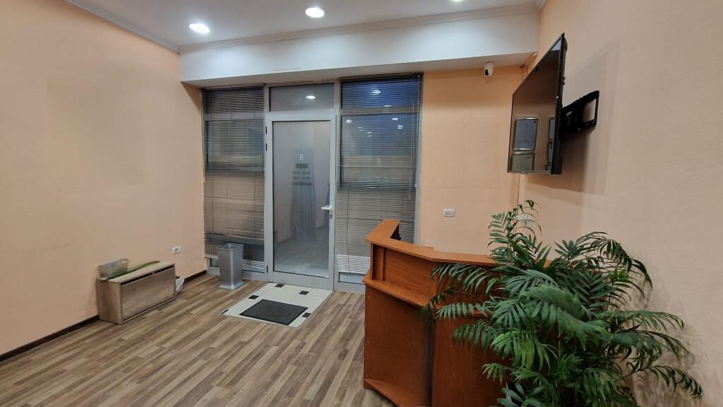 Shop for sale 43m² Mine Peza by the road.