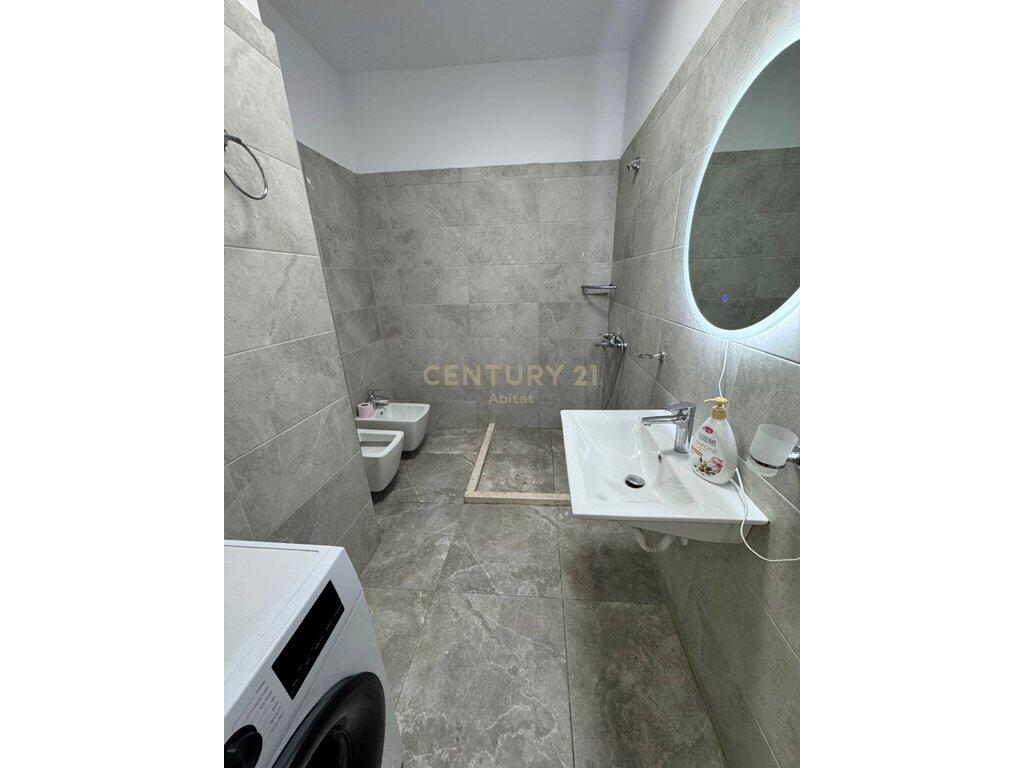Tirana, a 1+1 apartment with a balcony is for rent for €550 (Yzberisht)!