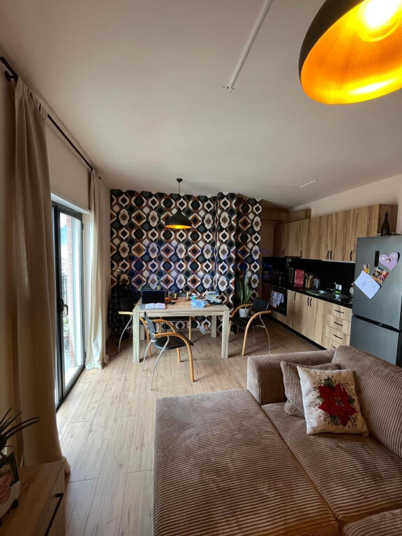 Vendesi appartamento 2+1 in via Dibra.