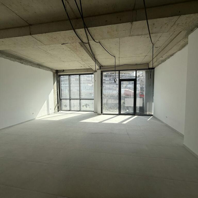  Jepet me qira ambient biznesi te Lake View Liqeni Artificial
