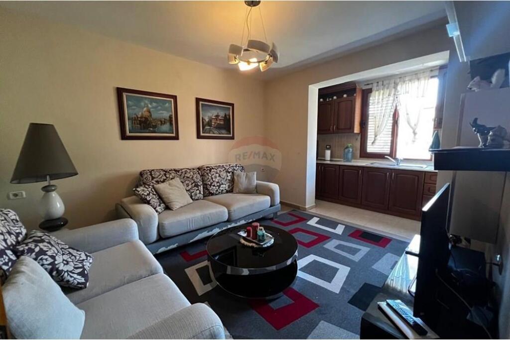  JEPET APARTAMENT 2+1 ME QIRA UNAZE BULEVARDI I RI