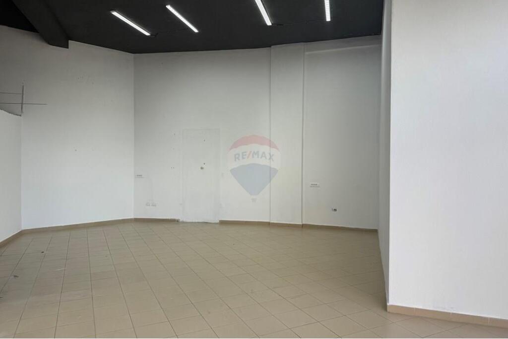 Ambient komercial me qira tek Bulevardi Migjeni