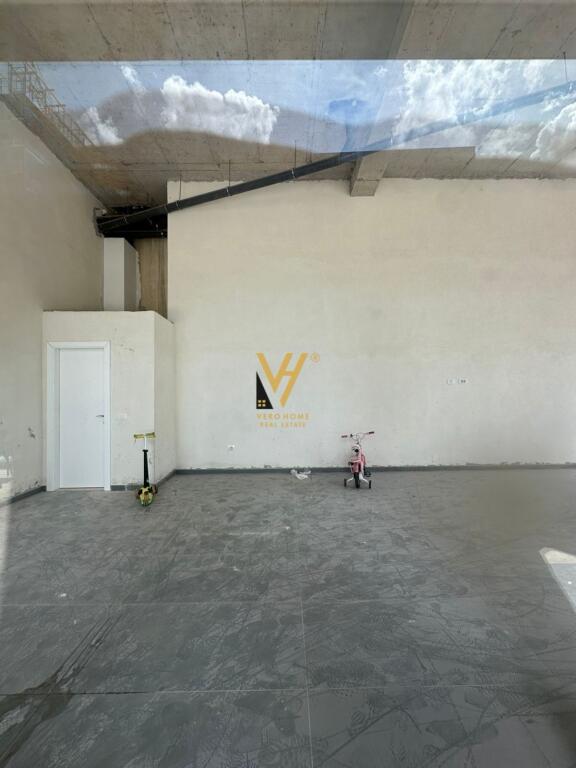 AFFITTASI NEGOZIO DI 65 M2 PRESSO L'EX CAMPO DELL'AVIAZIONE 100.000 LEK.
