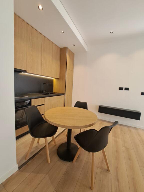 Shitet Apartamenti Liqeni Eduart mano