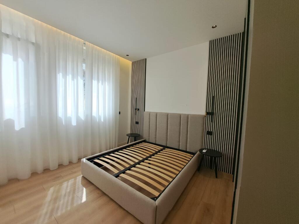 Shitet Apartamenti Liqeni Eduart mano