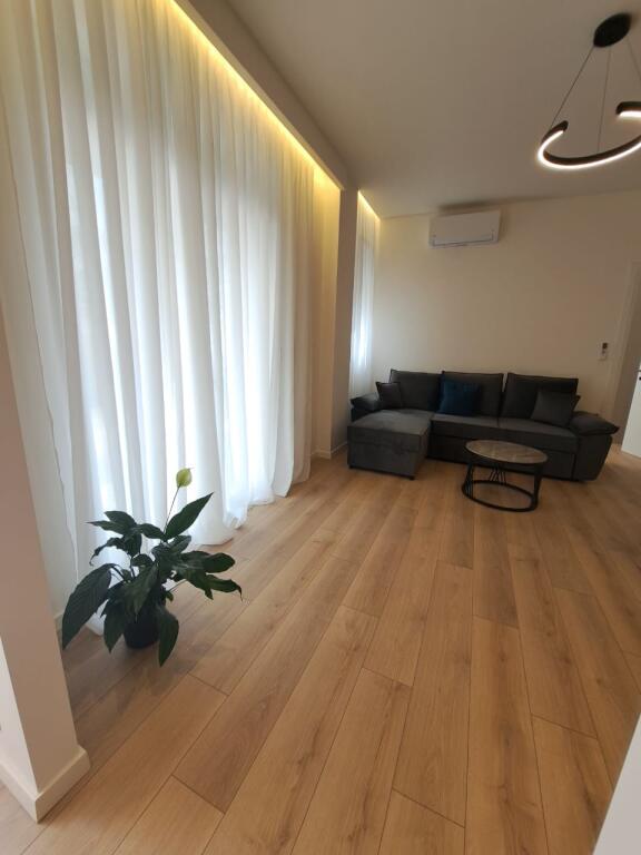 Shitet Apartamenti Liqeni Eduart mano