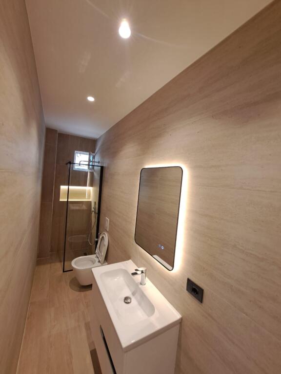 Shitet Apartamenti Liqeni Eduart mano