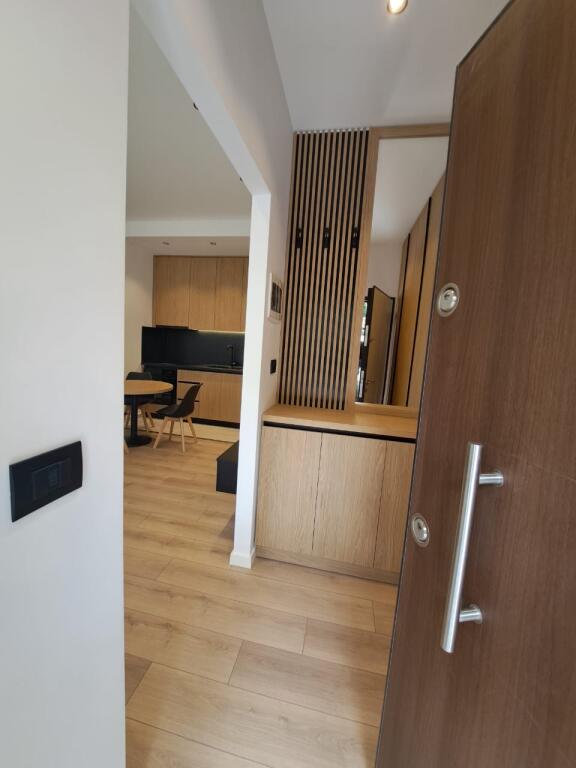Shitet Apartamenti Liqeni Eduart mano
