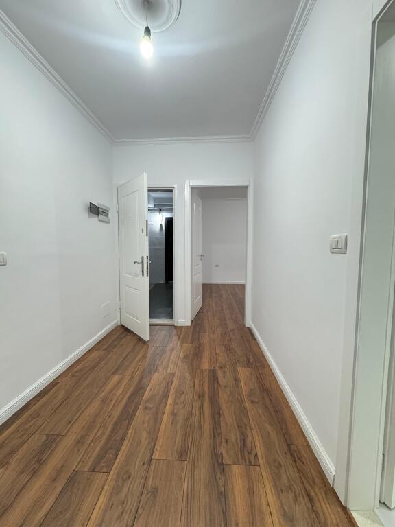 In vendita Super Appartamento 1+1 con balcone presso l'Hotel Diplomati, Palazzo con Freccia